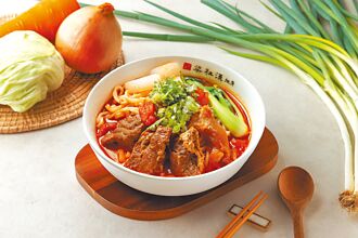 梁社汉排骨推新牛三宝麵