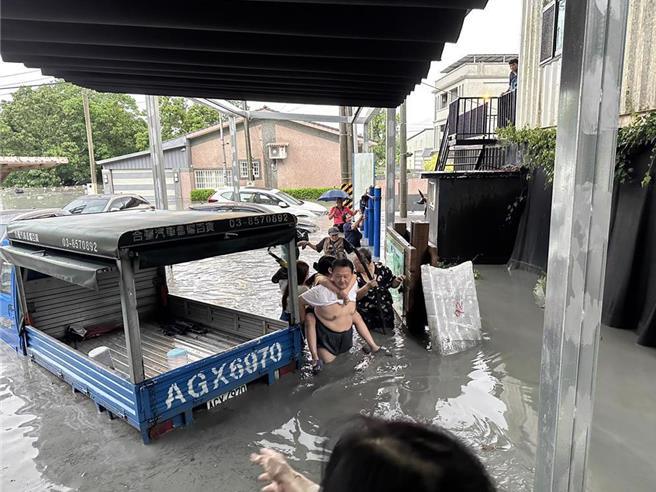 花蓮馬太鞍溪堰塞湖溢流重創光復市區，地方昨天傳出鄰長拿著村幹事給的表格，挨家挨戶調查9月21日保全戶撤離人數，引起災民質疑有涉犯偽造文書罪嫌；圖為9月23日洪災災況。（本報資料照片）