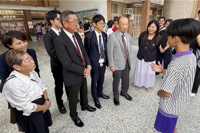 苗栗县建国国中学生担任校园导览员，以英语及日语介绍校园设施与课程特色。（吕丽甄摄）