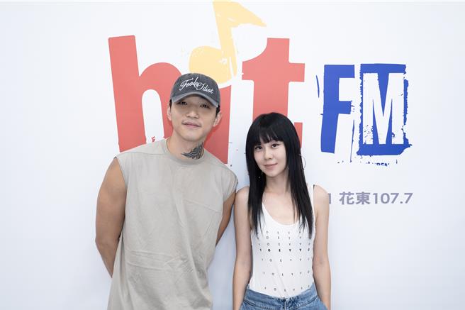 「傻子与白痴」主唱蔡维泽（左）作客白安期间限定节目。（Hit Fm联播网提供）