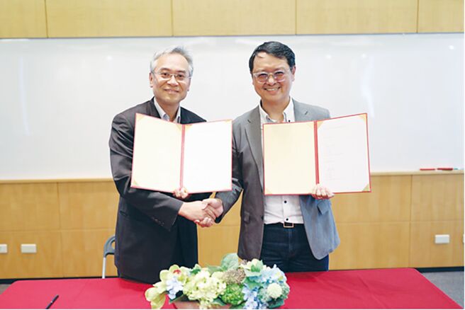 仁宝健康董事长彭圣华（左起）与智龄科技创办人、台大博士教授康仕仲于10月13日签署合併契约。图／仁宝提供