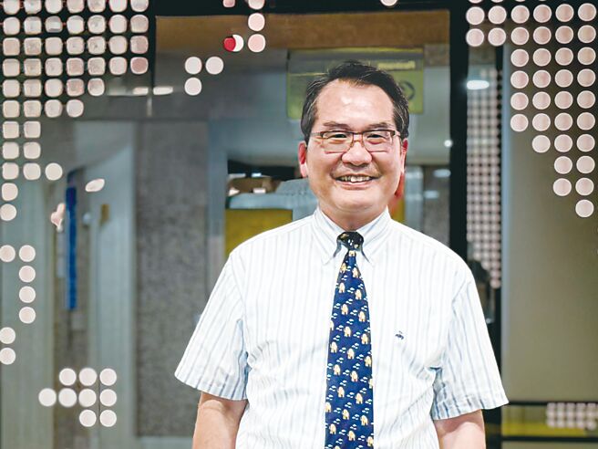 永光化学董事长陈建信发表新一代的Everclear环保染色方案。图／永光化学提供