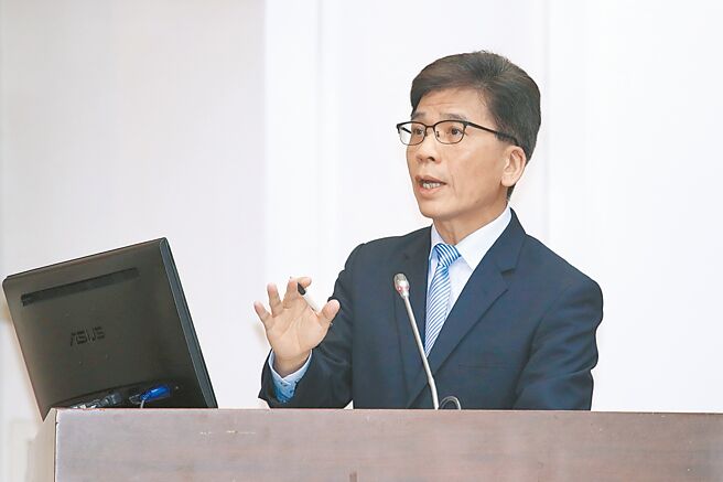 针对台北市政府与新光人寿、辉达在北士科T17、18土地议题，金管会主委彭金隆13日在立法院表示，台北市与新寿间的合约问题金管会不会介入。（黄世麒摄）