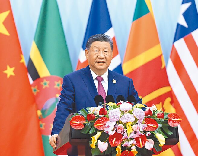 大陆国家主席习近平13日在北京国家会议中心出席「全球妇女峰会」开幕式并致词。（新华社）