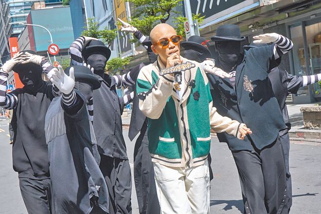 新科金曲歌王吕士轩「有喜」，13日宣布加盟新东家。（我宅有限公司提供）