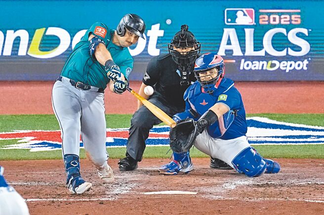 水手捕手罗雷6局上敲出追平比数阳春炮。（美联社）