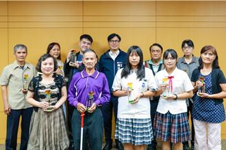 高雄10位孝行楷模出炉 陈其迈亲颁奖致敬真情孝心