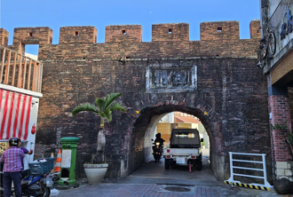 屏東恆春古城西門屢遭撞 12月起試辦禁行四輪車