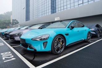 「汽車擺渡人」穿梭新疆霍爾果斯 助推陸車跑向全球