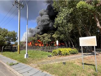 新丰巨大家具回收厂烧废弃床垫酿火警　浓烟猛烈火狂烧