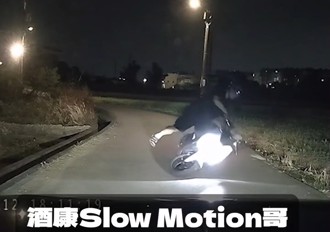 騎士突慢動作倒地！離去惱怒爆粗口 網友：喝很大