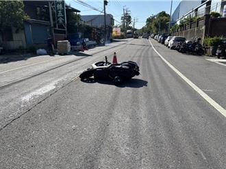 不慎撞上堆高機牙叉　桃園女騎士噴飛倒地