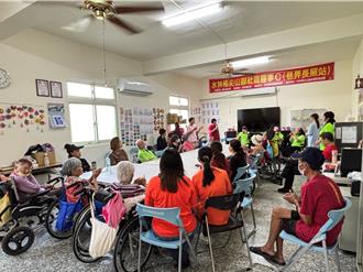 雲林愛無礙協會身障者坐輪椅送愛 鼓勵長輩走出家門