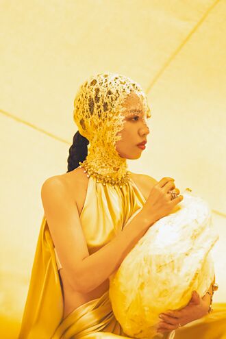 洪佩瑜探班徐佳莹 闻歌声感动泪崩