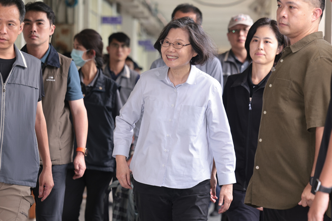 前总统蔡英文（中）。（资料照／杜宜谙摄）