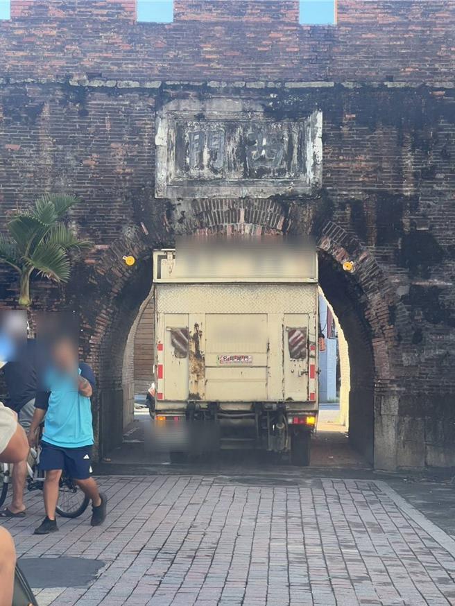 恒春古城西门屡遭撞，近年来平均每年被撞一到两次，今9月就发生货车「卡门」事故。（民眾提供／罗琦文屏东传真）