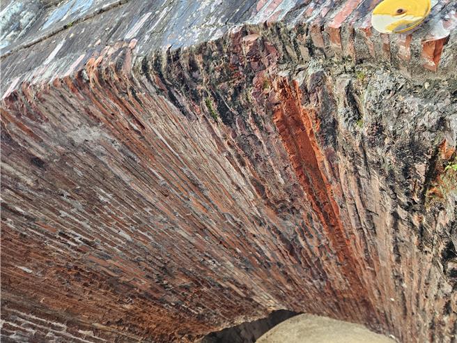 恒春古城西门屡遭撞，近年来平均每年被撞一到两次，今9月就发生货车「卡门」事故，城门上方被刮出一条近2米长的刮痕。（罗琦文摄）