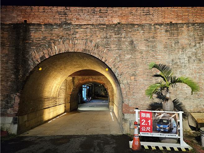 恒春古城西门限高2.1公尺，但还是常被撞，12月起试办禁行四轮车。（罗琦文摄）