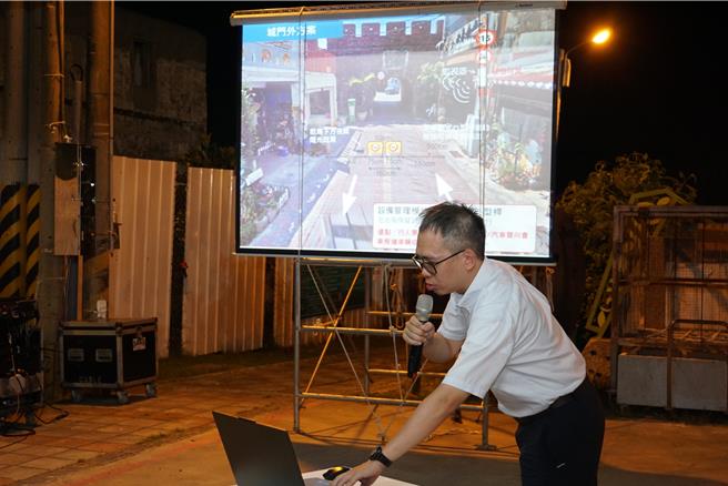 文化部文化资产局14日晚间在恒春郡福德宫广场举行西门交通安全说明会，12月起试办禁行四轮车。（罗琦文摄）