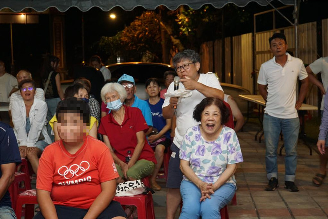 恒春居民嫌西门车阻太丑，引起其他居民大笑。（罗琦文摄）