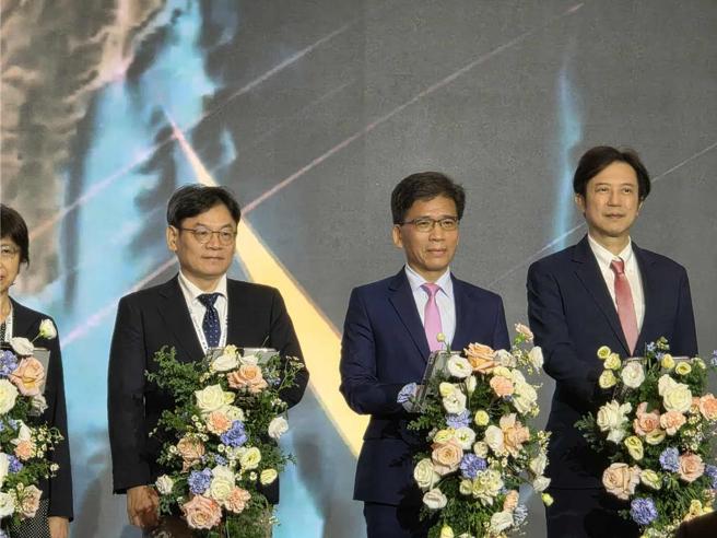 首届臺湾周开跑，金管会主委彭金隆（中间）领军开幕。图／魏乔怡