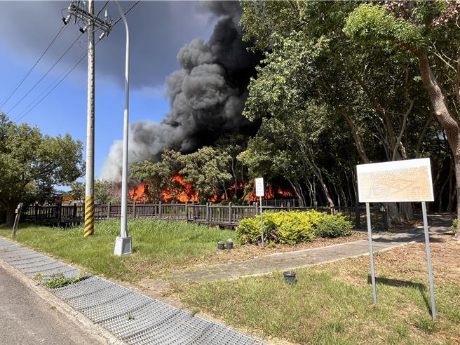 巨大家具回收厂燃烧废弃床垫，新竹县消防局获报派遣车组前往救灾。（竹县消防提供／邱立雅竹县传真）