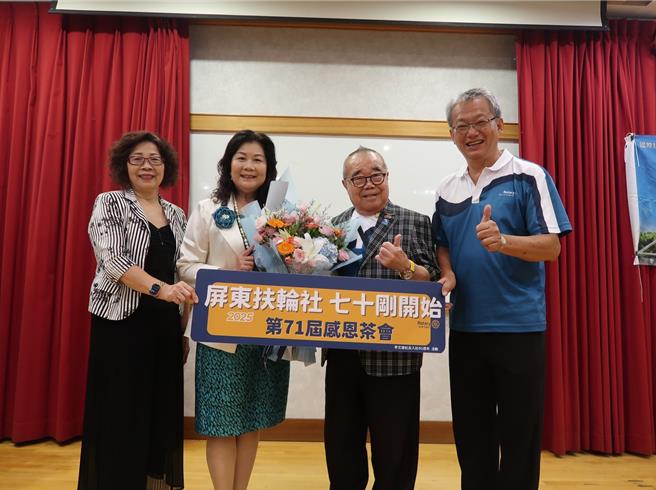 屏東扶輪社資深社友李文雄，今年以90歲高齡慶祝入社60周年，他憶起1978年第二代高屏大橋啟用時，他以社長的身分與社友們共同爭取在橋下設置「精神時鐘」一事。（屏東扶輪社提供／謝佳潾屏東傳真）