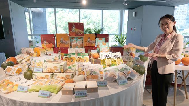 新北市农会首位女性总干事张丽梅在市农会服务超过34年，其深厚的农业专业与创新领导风格，辅以数位行销与品牌整合策略，成功翻转大部分农会以男性为主的刻板印象，展现农村女力的多元价值，也是最佳响应今（15）日国际农村妇女日的成功案例。（新北市农业局提供）