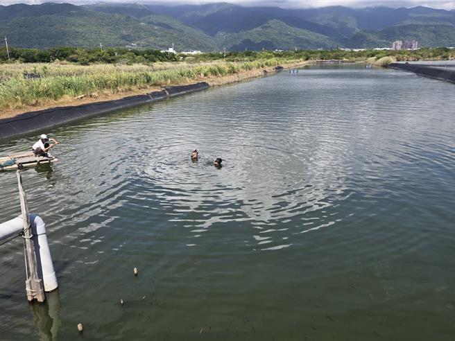 宜兰县吴姓老翁前往鱼塭捕鱼后失联，搜救人员发现时，吴翁已经死亡。（警方提供）