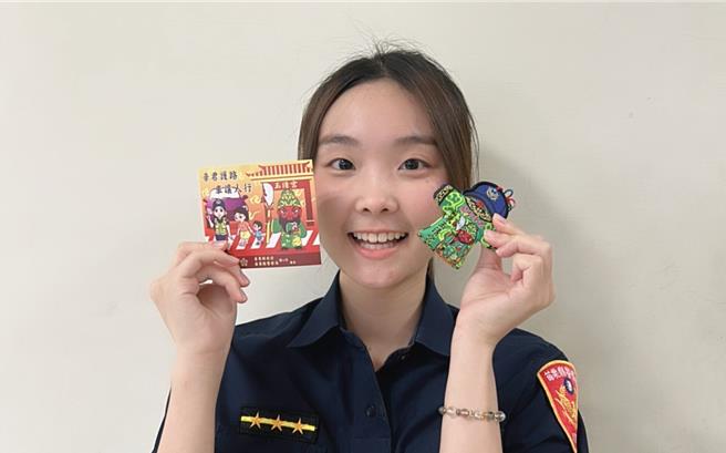 苗栗县警局与苗栗市玉清宫首度联名推出「关圣帝君警察制服小神衣」。（苗栗县警局提供／谢明俊苗栗传真）