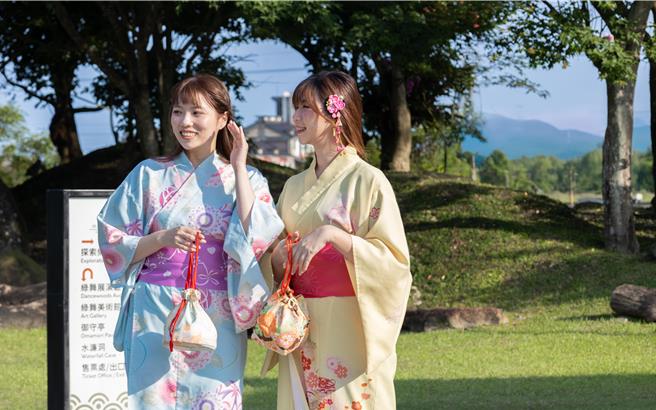 旅人可换穿日式经典浴衣漫游日式主题园区。（宜兰绿舞国际观光饭店提供）