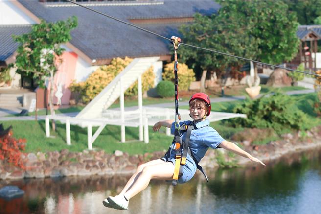 绿舞国际在宜兰独家引进「卡比巴拉跃湖号」滑索，旅客可乘滑索飞越湖面俯瞰园区。（宜兰绿舞国际观光饭店提供）