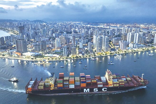 美國線運價探底已讓部分弱勢船公司退出或縮減航班，，這回美國線漲價能不能趁勢全額漲足就看今朝。圖／美聯社