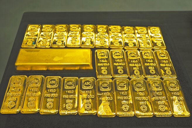 近期随国际金价持续飙升，买实体黄金的散户略多于企业。图／美联社