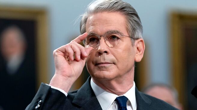 美国联邦政府关门已达2周，财长贝森特警告，政府停摆已对美国经济造成衝击。贝森特透露，将设定付款优先顺序，确保能按时发薪给美军。图／美联社