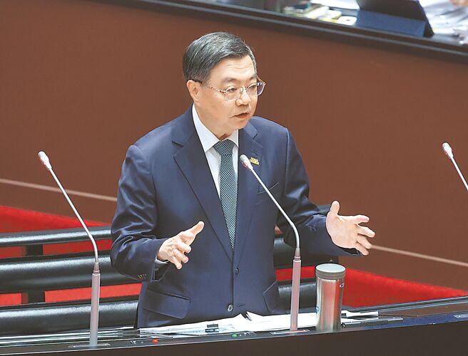 朝野黨團14日達成共識，特別預算將於17日三讀，普發現金1萬元最晚在11月中下旬即可入民眾口袋。圖為行政院長卓榮泰。（姚志平攝）