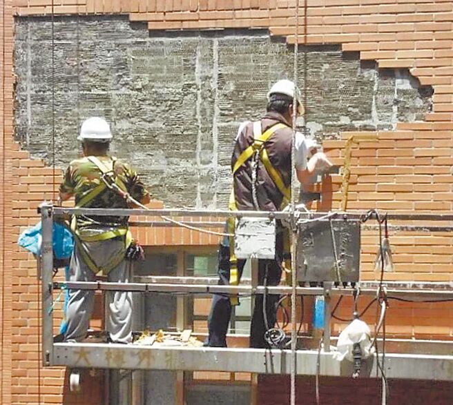 台北市大楼外墙剥落砸伤路人事件层出不穷，市府要求30年、11层楼以上商业区老旧建物2027年前完成外墙安全申报，但议员发现目前申报率仅3成，又因住户意见、经费不足等问题，每4案就有1案申请展延，展延天数平均近500天，修缮遥遥无期。（本报资料照片）