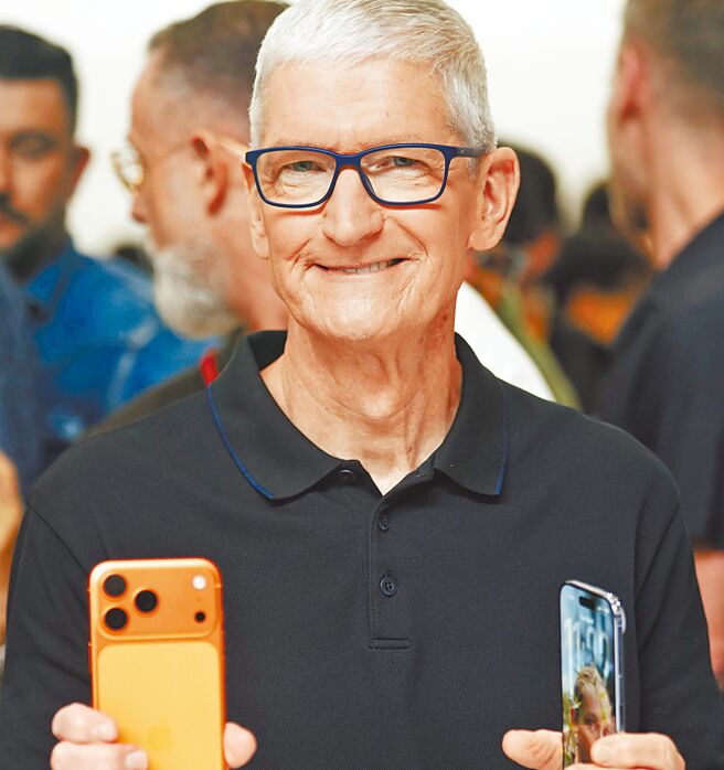 苹果执行长库克再度造访中国大陆，13日晚间，他首次现身抖音直播间，亲自宣布iPhone Air即将在中国大陆开启预购。（新华社）