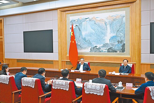 大陆国务院总理李强14日主持经济形势专家和企业家座谈会，听取对当前经济形势和下一步经济工作的意见。（新华社）