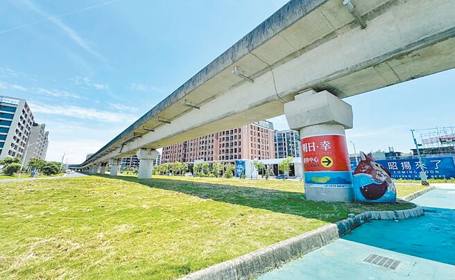 桃园机捷A10山鼻站桥下空间活化再升级，将打造共融游戏场、环状步道及运动空间，预计明年底完工启用。（钱龙提供／姜霏桃园传真）