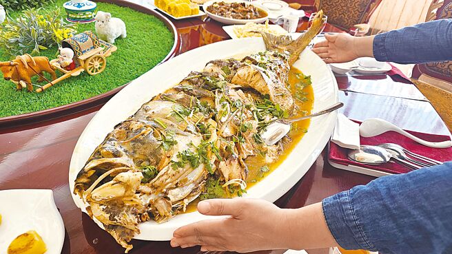 位于吉林省前郭尔罗斯蒙古族自治县的查干湖，以冬捕奇观闻名于世。游客到当地必吃的「全鱼宴」，端上桌的成鱼尺寸相当可观。（蓝孝威摄）