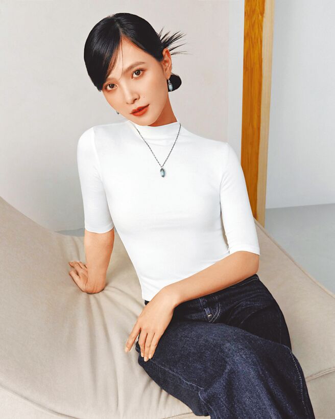 新生代女星吴子霏佩戴乔治杰生Heriage系列蓝石英珠宝，流露温婉柔美的气质。（GEORG JENSEN提供）