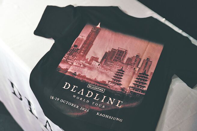BLACKPINK快閃店販售高雄演唱會限定T-shirt，上面印有高雄地標。（Live Nation Taiwan提供）