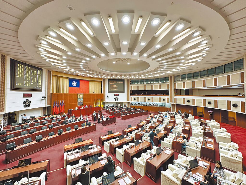 台北市議會國民黨團、民進黨團皆提案建議市府還稅於民，民進黨團要求將歲計賸餘都用於普發現金，每位台北市民可領2.1萬元，國民黨團將行政裁量權授權給市府，在兼顧財政紀律前提下制定發放金額。（丁上程攝）