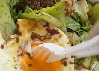 不是塑胶模型！叉子猛戳荷包蛋不会破 浙江女气炸要退费