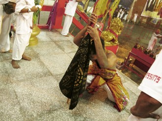 南科2工程師偷514公斤廢料！瞎扯「起乩趕女鬼」還燒符咒作法