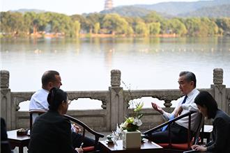 中法戰略對話 王毅盼法方恪守「一中原則」共捍自由貿易