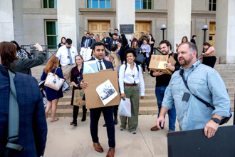 影》大批五角大廈記者集體走人！拒簽21頁採訪新規 繳回證件