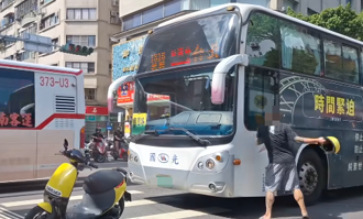 鬼切被按喇叭！路怒男持安全帽猛敲客運 下秒竟跑了