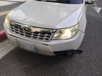 建国北路车祸！自行车变换车道遭撞　骑士受伤送医